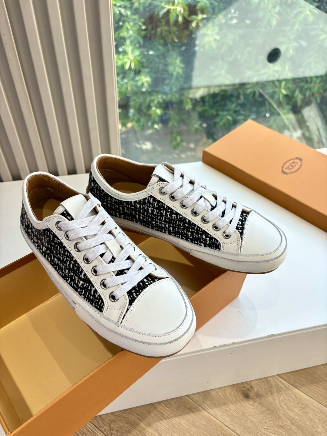 Luxury Italian Silk Sneakers by Tod’s: Quality Leather, Innovative Design, Timeless Style. - 图片 1
