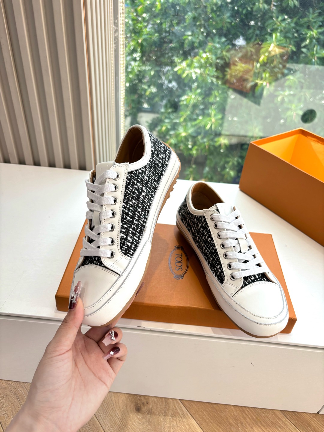 Luxury Italian Silk Sneakers by Tod’s: Quality Leather, Innovative Design, Timeless Style. - 图片 5