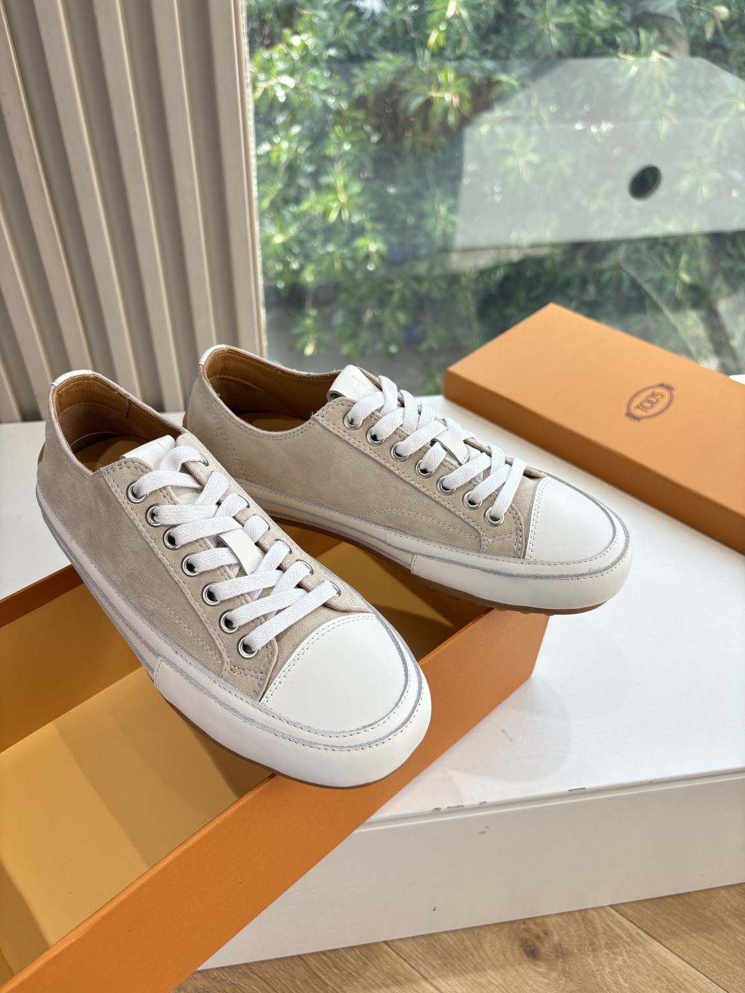 Luxury Leather Sneakers by Tod’s: Quality Craftsmanship and Comfort in Every Step - 图片 1