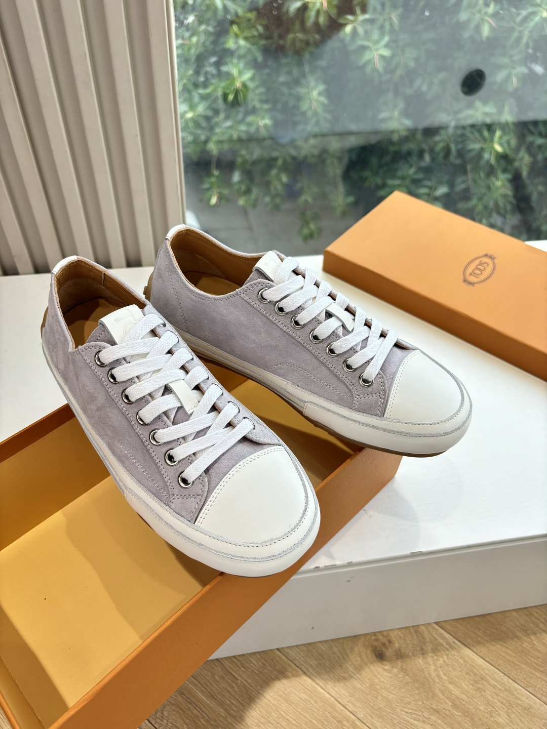 Luxurious Tod’s Sneakers: Quality Leather, Innovative Design, Timeless Style. - 图片 1