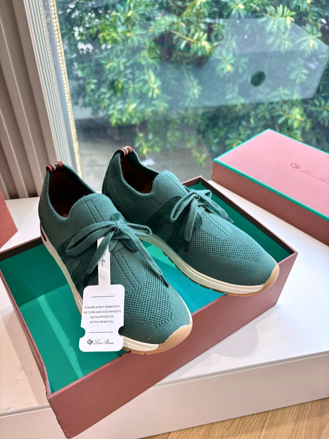 NO:416469,Loro Pian* classic hit lp top version casual soft sole shoes, it turns out that this is the legendary Loafers that will not be tired even if you walk 20,000 steps. This pair of loafers holds the appearance and feel of the feet, and you will be completely lost as soon as you walk on your feet~ The minimalist design is eye-catching and attractive, and the outfit is a plus for the outfit. The soft foot feel is outstanding, and it will not be polished. It is nice to match it with soft and glutinous soles. It is not tiring to wear it for a long time in daily life. Who can refuse a pair of versatile and beautiful loafers?  It’s simply too elegant, and you have both the feel and texture of your feet. The key is to make your legs look longer and not tired. The main one is just right!  Material original knitted inner lining original inner lining outsole original sole size women's size 35-42 (40.41.42 customization without return or replacement), casual shoes/sports shoes, loro piana, loro piana, loafers, sneakers19860909Loro Pian*经典爆款lp顶级版本休闲软底鞋原来这就是传说走两万步都不会累脚的乐福鞋这双乐福鞋把颜值和脚感都拿捏住了,上脚一走就会被彻底沦陷～极简的设计吸睛耐看,穿搭加分项呀 软乎乎的脚感质感出众,不会磨脚就很nice搭配软软糯糯的鞋底,日常通行久穿不累哦 谁能拒绝得了一双百搭又好看的乐福鞋呢？简直不要太气质,脚感和质感都拿捏,关键是显腿长不累脚,主打的就是一个刚刚好！ 材质原版针织 内里原版内里 大底原版鞋底 码数女码35-42(40.41.42定制不退不换),休闲鞋/运动鞋,loro piana,loro piana,loafers,sneakers,Women's Shoes