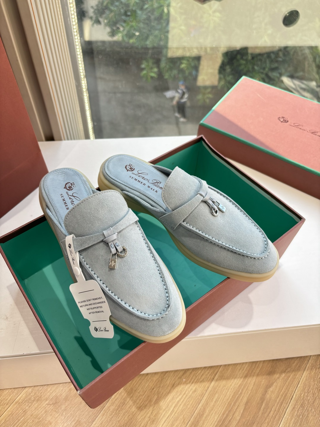 NO:590055,Men's 10G131 Loro Piana glossy loafers lp Italian top cashmere, retro, elegant, low-key luxury. Fashionable and practical, the leather is still the highest quality in the entire network. The upper is silky and smooth. Hand-stitched, water-dyed leather lining inside, original outsole. (Higher version with leather midsole, wooden ball) Size female 34-42 (34, 41, 42 customization is not returnable)  Male 39-46 (39, 45, 46 customized, non-refundable),,loro piana,loro piana,loafers,sheep19860909男10G131Loro Piana光面乐福鞋lp意大利顶级羊绒复古优雅低调奢华.时尚性与皮料实用性同样兼具依然全网最高品质. 鞋面羊京丝质柔滑.手工缝线 内里水染皮里,原版大底.(高版本配真皮中底,木球） 码数女34-42（34、41、42 定制不退换） 男39-46（39、45、46定制不退换）,,loro piana,loro piana,loafers,sheep,Men's shoes