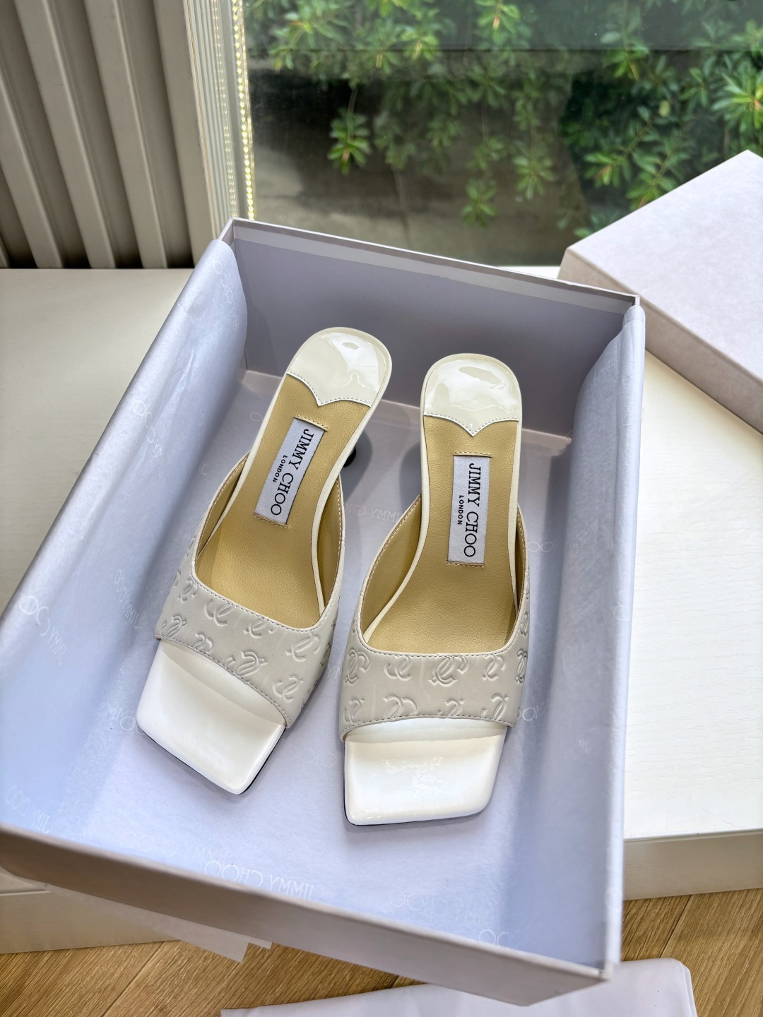 NO:440764,G988 What you see is what you get Jimmy Choo｜Jimmy Zhou Classic High-heeled slippers are really the degree to which they fall in love with at first glance. It is not an exaggeration at all. The design looks delicate and looks very beautiful. It is particularly exquisite!  The fabric is imported lambskin, the inner tiptoe mixed breeding sheepskin, the Italian imported leather outsole, the heel height is 5cm Size35-39 (customized by 40/41, no return or replacement), high heels, jimmy choo, jimmy choo, high heels, slippers, sheepskin, Leather soles19860909G988所见即所得Jimmy Choo｜吉米周经典 高跟拖鞋真的是看一眼就爱上的程度 丝毫不夸张 设计显秀气 上脚贼好看 特别精致！ 面料采用进口小羊皮 内里踮脚混种羊皮 意大利进口真皮大底 跟高5cm Size35-39（40/41定制不退不换),高跟鞋,jimmy choo,jimmy choo,high heels,slippers,sheepskin,Leather soles,Women's Shoes