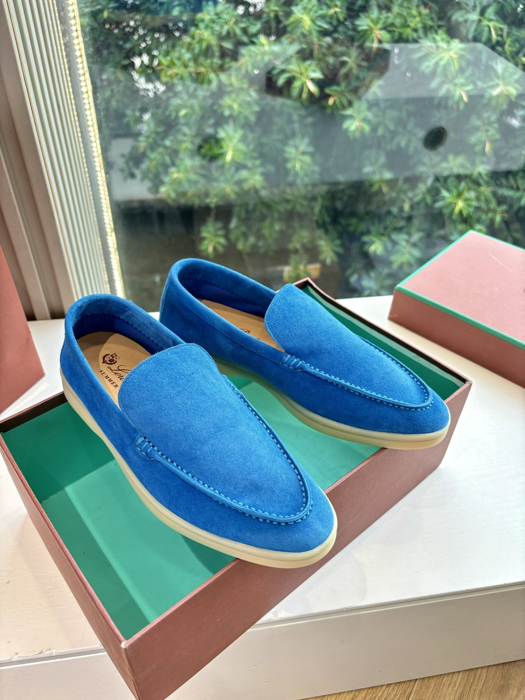 NO:590049,Men's 10G131 Loro Piana glossy loafers lp Italian top cashmere, retro, elegant and low-key luxury. Fashionable and practical, the leather is still the highest quality in the entire network. The upper is silky and smooth. Hand-stitched, water-dyed leather lining inside, original outsole. Some colors are only for women (higher version with leather midsole, wooden ball). Size women's 34-42 (34, 41, 42 customization is not returnable)  Male 39-46 (39, 45, 46 customized, non-refundable),,loro piana,loro piana,loafers,sheep19860909男10G131Loro Piana光面乐福鞋lp意大利顶级羊绒复古优雅低调奢华.时尚性与皮料实用性同样兼具依然全网最高品质. 鞋面羊京丝质柔滑.手工缝线 内里水染皮里,原版大底.部分颜色只有女款（高版本配真皮中底,木球） 码数女34-42（34、41、42 定制不退换） 男39-46（39、45、46定制不退换）,,loro piana,loro piana,loafers,sheep,Men's shoes