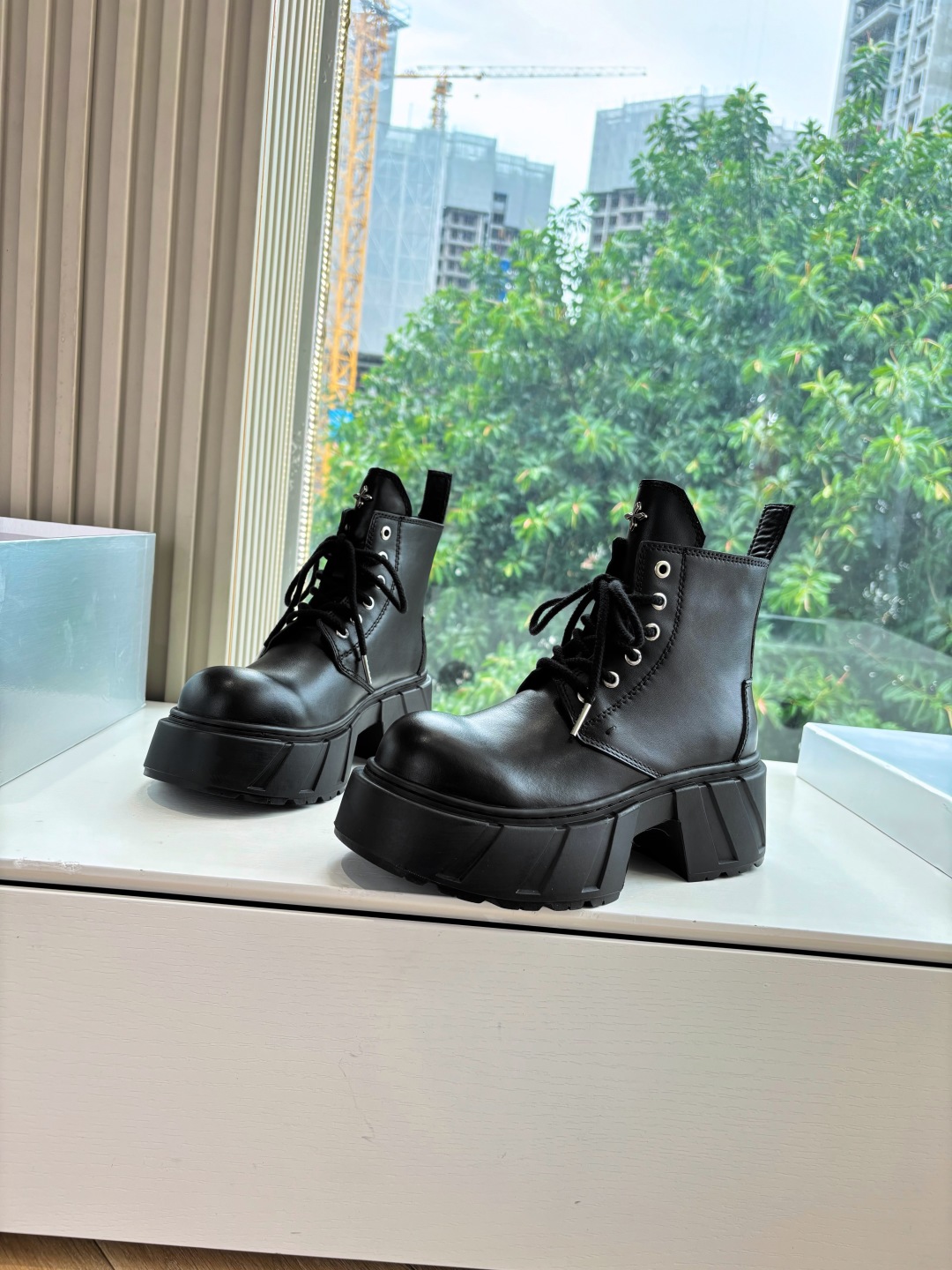 Fashionable Single Wears SMFK Sneakers with Original Oxin Fabric and Perry Inside.