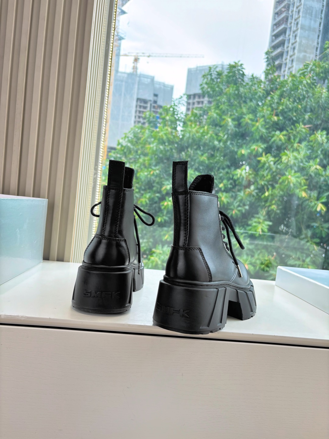Fashionable Single Wears SMFK Sneakers with Original Oxin Fabric and Perry Inside. - 图片 3