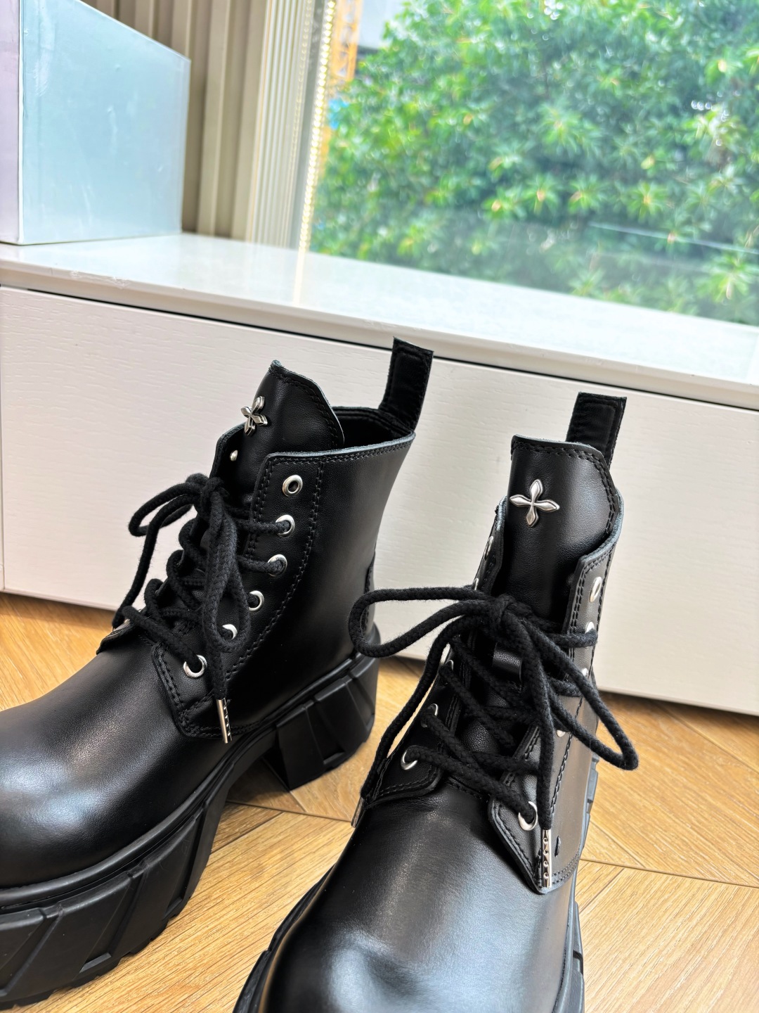Fashionable Single Wears SMFK Sneakers with Original Oxin Fabric and Perry Inside. - 图片 8