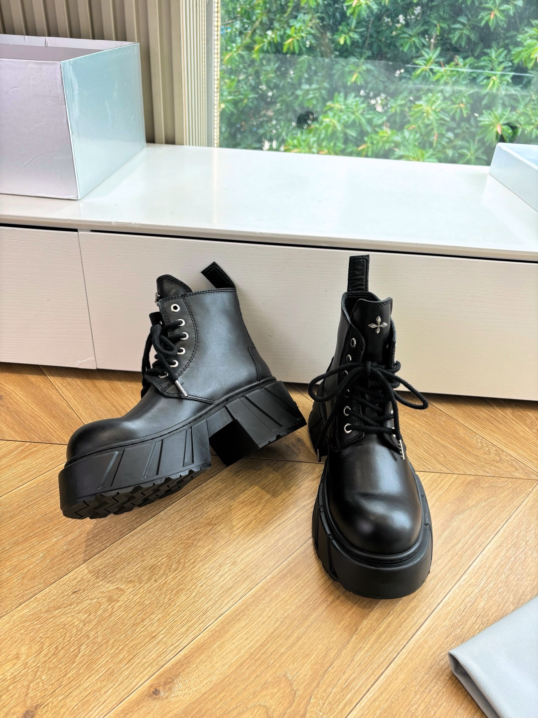 Fashionable Single Wears SMFK Sneakers with Original Oxin Fabric and Perry Inside. - 图片 6