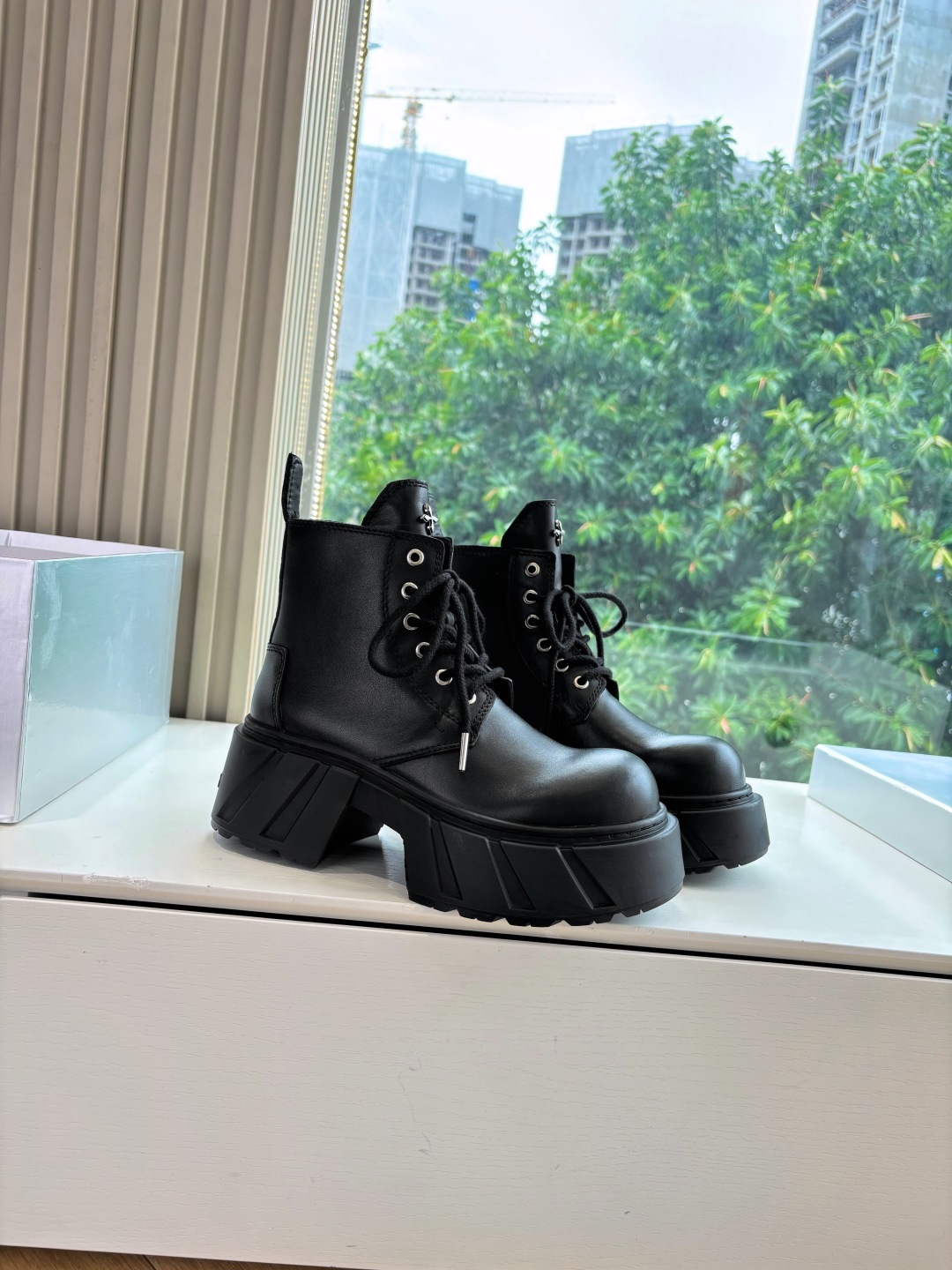 Fashionable Single Wears SMFK Sneakers with Original Oxin Fabric and Perry Inside. - 图片 2
