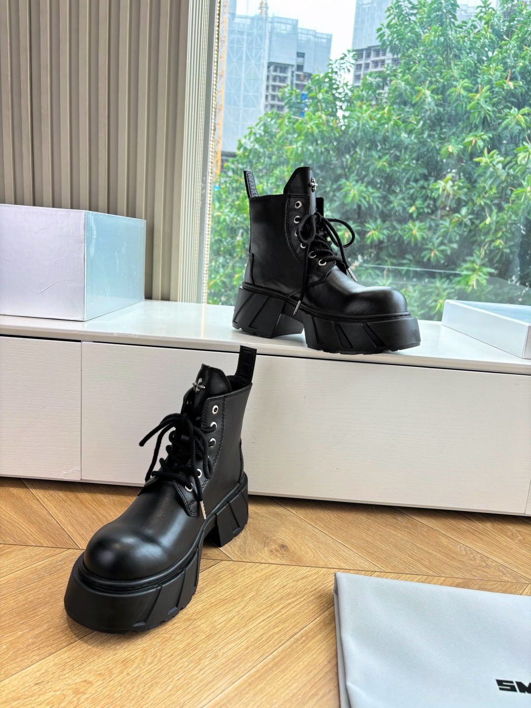 Fashionable Single Wears SMFK Sneakers with Original Oxin Fabric and Perry Inside. - 图片 4