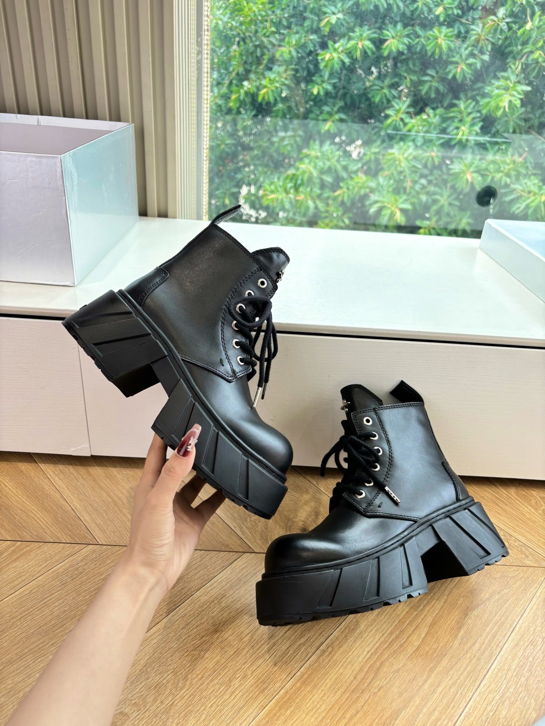 Fashionable Single Wears SMFK Sneakers with Original Oxin Fabric and Perry Inside. - 图片 7