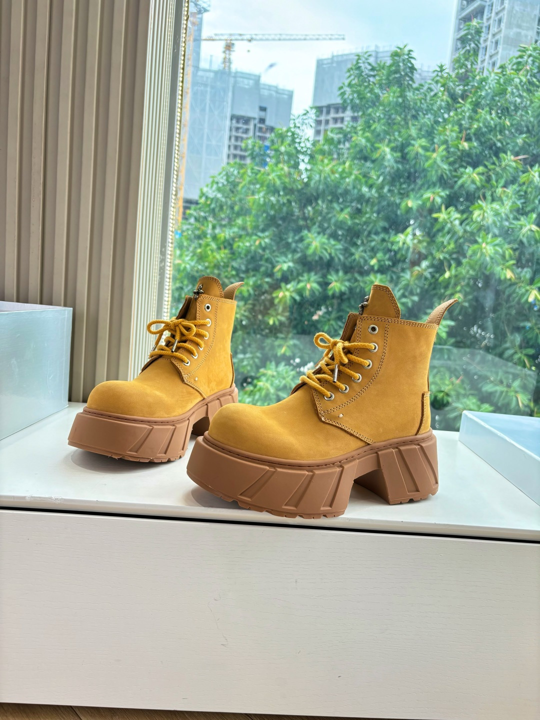 Trendy SMFK Sneakers with Original Oxin Fabric and Perry Inside.