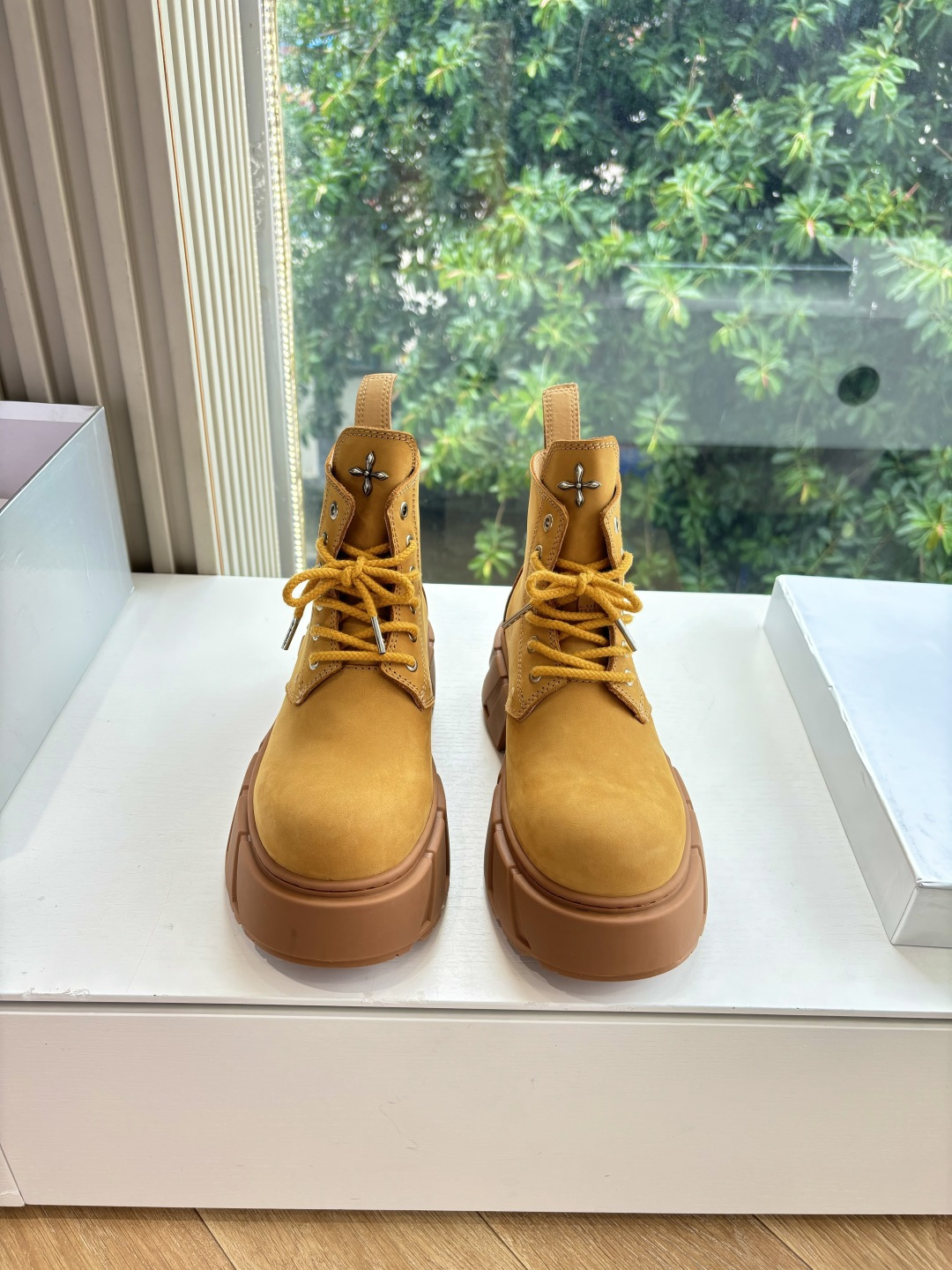 NO:441400,(Top version) SMFK Cross 2025 early spring new thick-soled sneakers counter out of stock, the heart-warming texture is full at first glance, the foot is invincible and can be used to close your eyes, it is one of the very fashionable items. Many internet celebrity bloggers and celebrities wear SMFK sneakers. The more you look at it, the more you look, the more you look, the more you look, the more you look, the more you look, the more you are super versatile. Fabric original cowhide material, Nelipili, original open mold sole, size 35-39# (40# custom made without return), boots, boots, sneakers, cowhide19860909（顶级版本） SMFK十字2025早春新款厚底运动鞋专柜断货王,一眼心动质感拉满,上脚无敌增高,闭眼可入,非常时髦的单品之一超多网红博主、明星都穿SMFK的运动鞋,真的是越看越上头超级百搭 面料原版牛皮材质 内里皮里 鞋底原版开模鞋底 码数35-39#（40#订做不退换）,靴子,boots,sneakers,cowhide,Women's Shoes