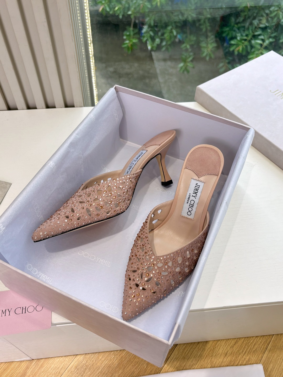 NO:440771,G887 What to see is what to get JimmyCho* Jimmy Week 25s Early Spring Top Edition Slippers Sandals This is too fairy, as beautiful as a work of art, very vivid and vivid, very gentle and fairy, as if you can smell the fragrance of flowers! A fashionable fairy style outfit, casually paired with a pair of shorts can show your fairy spirit!  !  The upper is handmade, and each pair of shoes takes one week to make. The flowers can be pinched into their favorite shapes by themselves, which is the finishing touch of the overall shape. Horseshoe heel design, neat and imported material. Cowhide leather inner lining. Outsole imported from Italy. Size: 35-41 (35.40.41 customization, no return or replacement), high heels, jimmy choo, jimmy choo, sandals, high heels, slippers, shorts, cowhide, sheepskin19860909G887所见即所得JimmyCho*吉米周25s早春爆品 顶版拖鞋凉鞋 这也太仙了叭,像艺术品一样美到窒息的很生动形象,很温柔很仙女,仿佛能闻到花的香气!时尚的仙女风穿搭,随意搭配上一条短裤都能尽显仙气飘飘！！鞋面是手工制作的,每双鞋需要一周才能制作而成 花朵是可以自己捏成喜欢的形状,是整体造型搭配的点睛之笔 马蹄跟设计,利落且 材质进口对版牛皮 内里羊皮内里垫脚  大底意大利进口真皮底  码数:35-41（35.40.41定制不退不换）,高跟鞋,jimmy choo,jimmy choo,sandals,high heels,slippers,shorts,cowhide,sheepskin,Women's Shoes