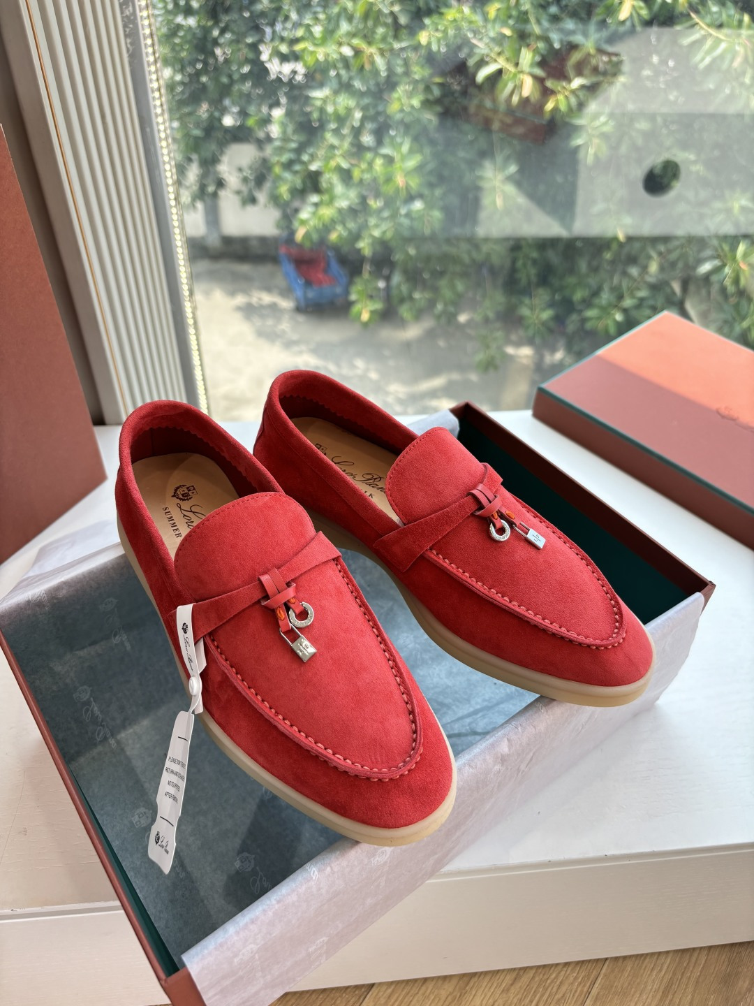 NO:590064,G131 Loro Piana glossy loafers lp Italian top cashmere, retro, elegant and low-key luxury. Both fashionable and practical leather materials are still the highest quality in the entire network. The uppers are silky and smooth. Hand-stitched, water-dyed leather lining inside, original outsole. Some colors are only for women (higher version with leather midsole, wooden ball). Size women's 34-42 (34, 41, 42 customization is not returnable)  Male 39-46 (39, 45, 46 customized, non-refundable) More colors can be ordered by pictures, loro piana, loro piana, loafers, sheep19860909G131Loro Piana光面乐福鞋lp意大利顶级羊绒复古优雅低调奢华.时尚性与皮料实用性同样兼具依然全网最高品质. 鞋面羊京丝质柔滑.手工缝线 内里水染皮里,原版大底.部分颜色只有女款（高版本配真皮中底,木球） 码数女34-42（34、41、42 定制不退换） 男39-46（39、45、46定制不退换）更多颜色可来图报单,,loro piana,loro piana,loafers,sheep,Men's shoes