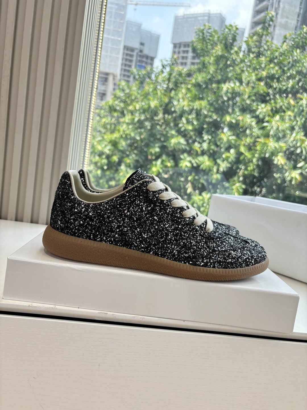 Maison Margiela MM6 Designer Training Shoes: Luxurious and Comfortable Military-Inspired Design - 图片 7