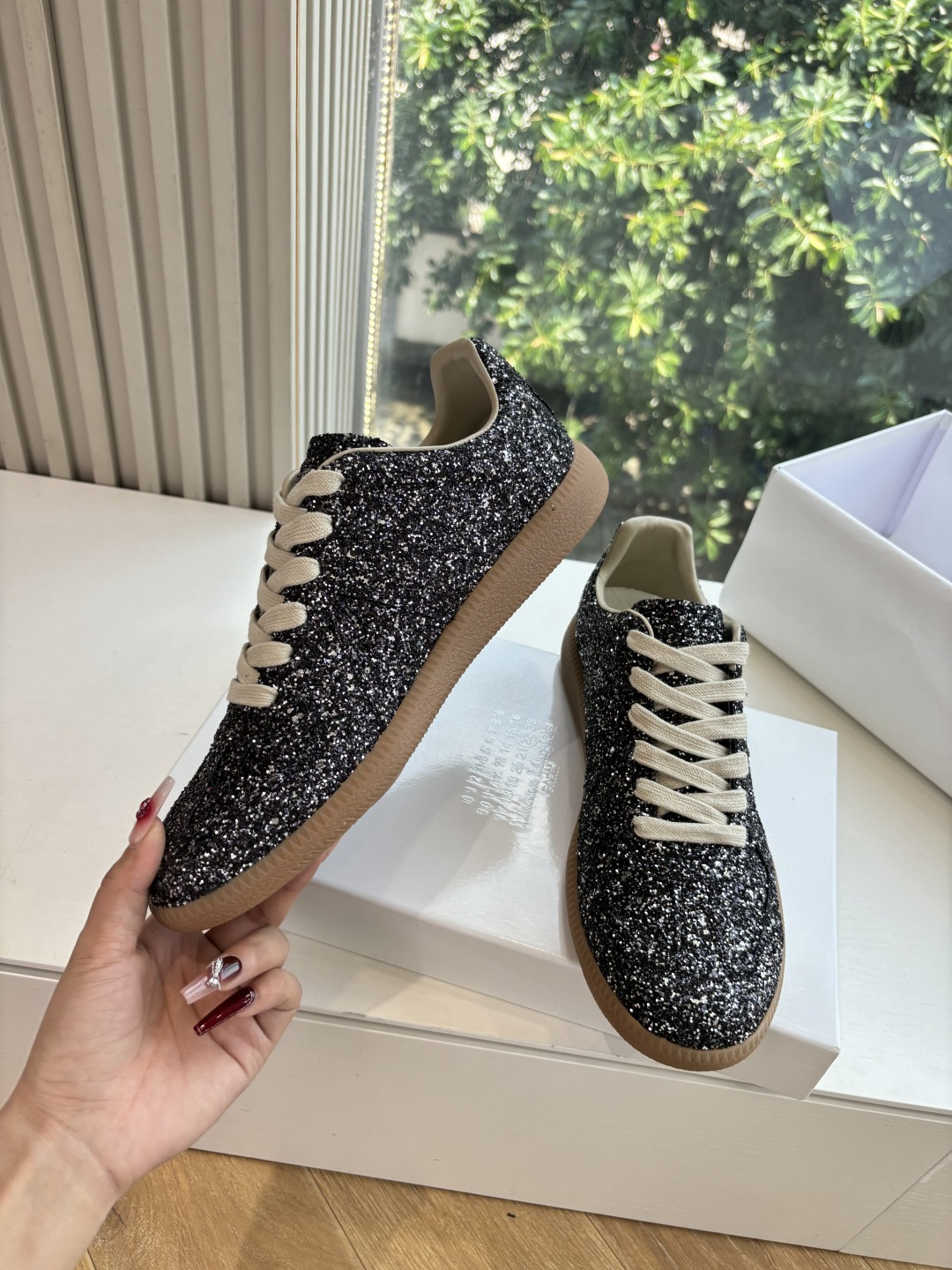 Maison Margiela MM6 Designer Training Shoes: Luxurious and Comfortable Military-Inspired Design - 图片 5