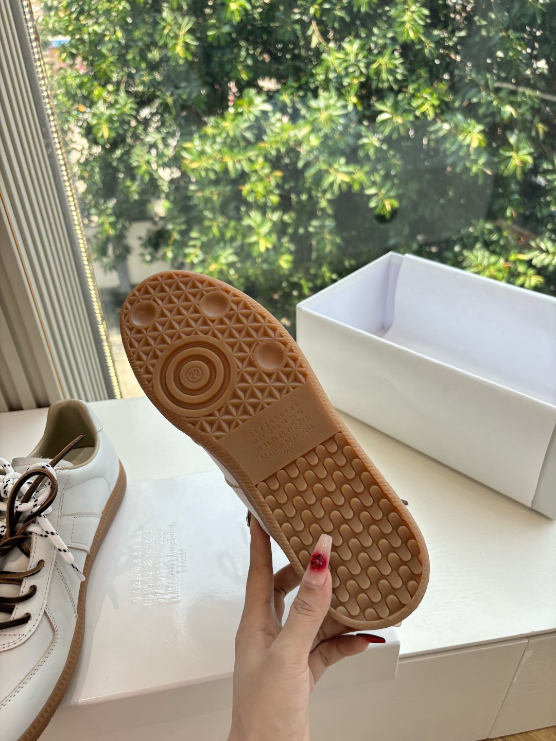 Maison Margiela MM6 Designer Training Shoe: Luxurious, Classic, and Comfortable - 图片 6