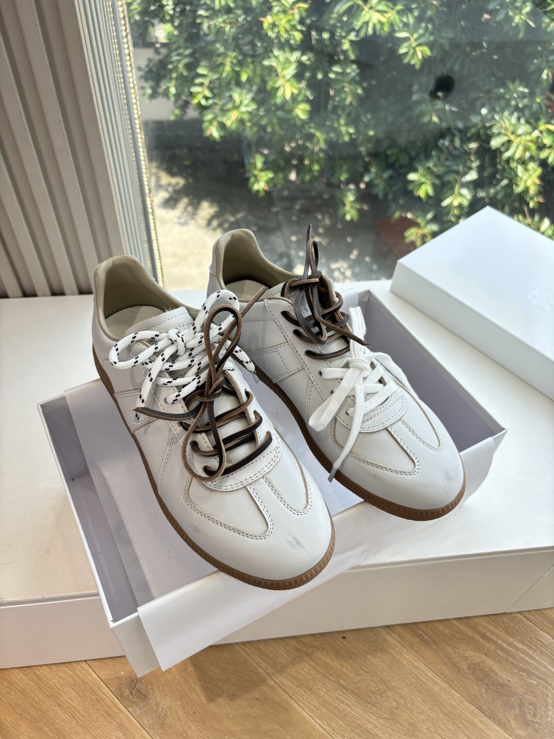Maison Margiela MM6 Designer Training Shoe: Luxurious, Classic, and Comfortable - 图片 1