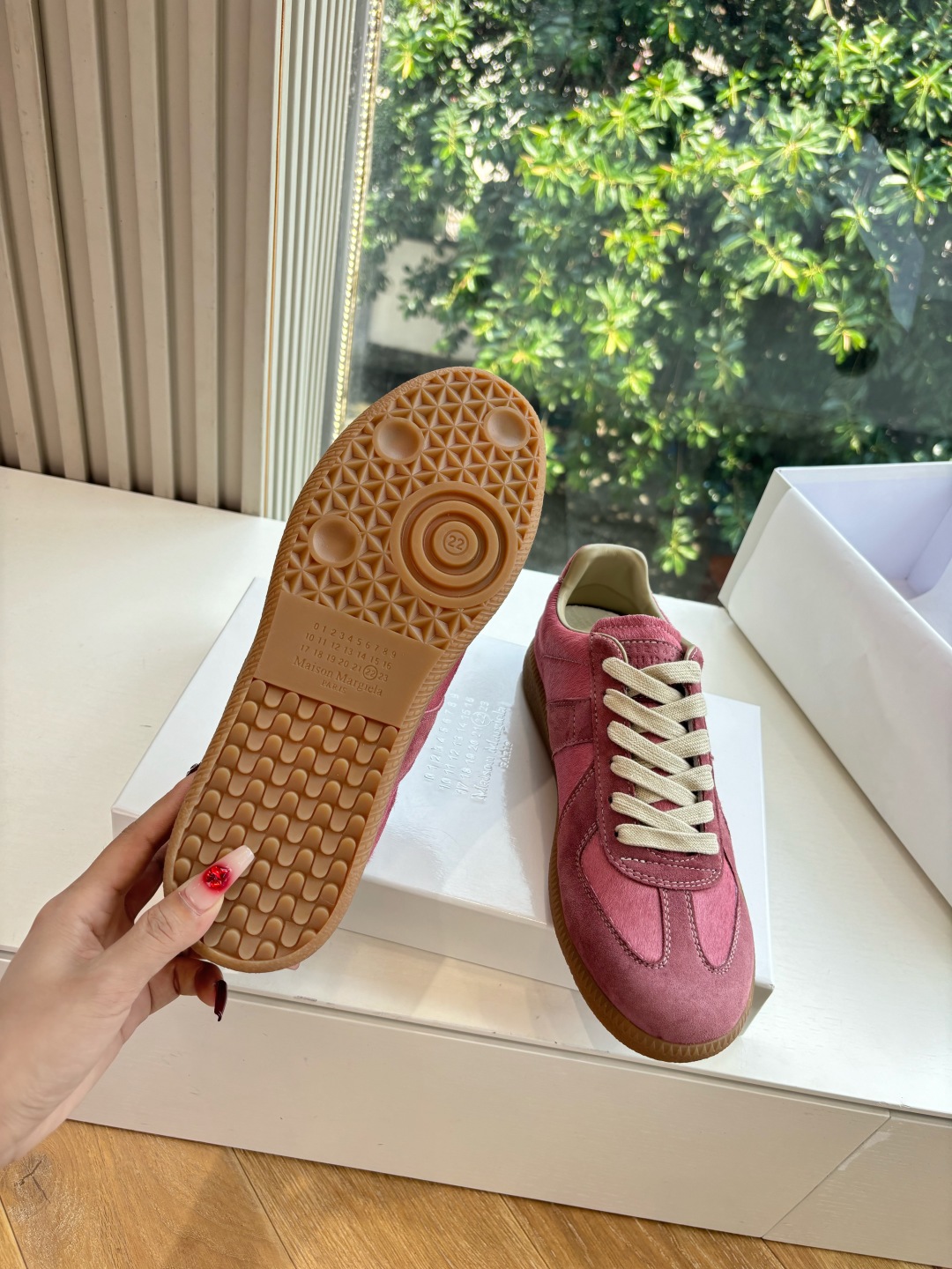 Maison Margiela MM6 German Training Shoe: Luxurious, Comfortable, and Stylish. - 图片 6