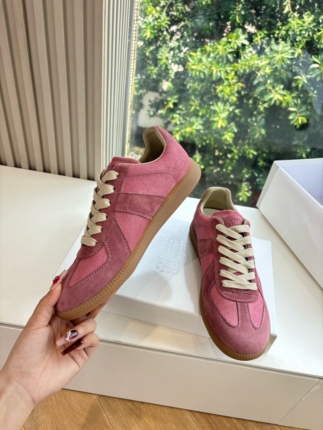 Maison Margiela MM6 German Training Shoe: Luxurious, Comfortable, and Stylish. - 图片 5