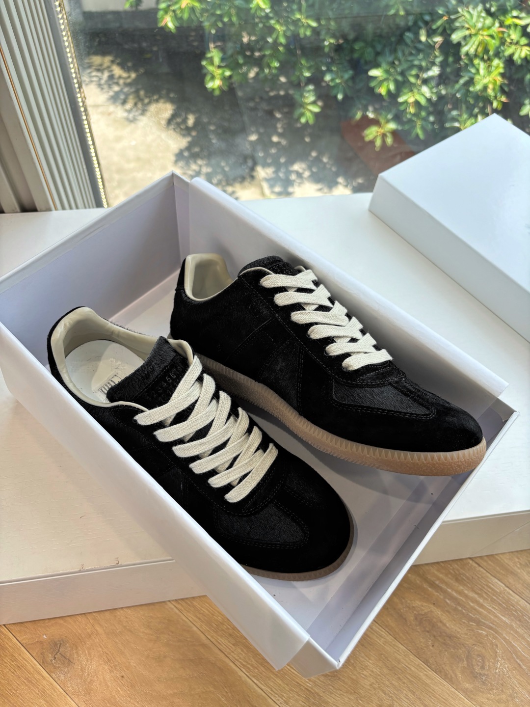 Maison Margiela MM6 Designer German Training Shoe with T-Shaped Leather Design - 图片 3