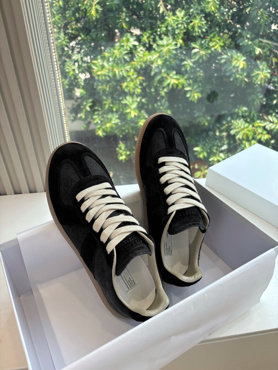 Maison Margiela MM6 Designer German Training Shoe with T-Shaped Leather Design - 图片 2