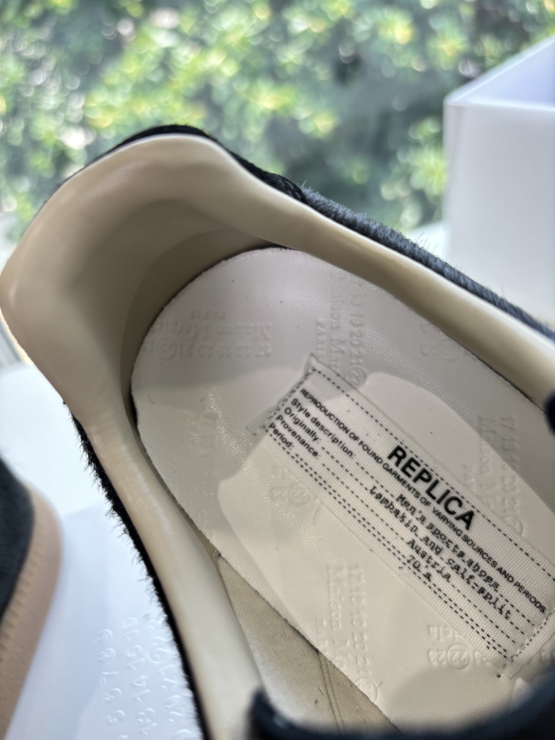 Maison Margiela MM6 Designer German Training Shoe with T-Shaped Leather Design - 图片 9