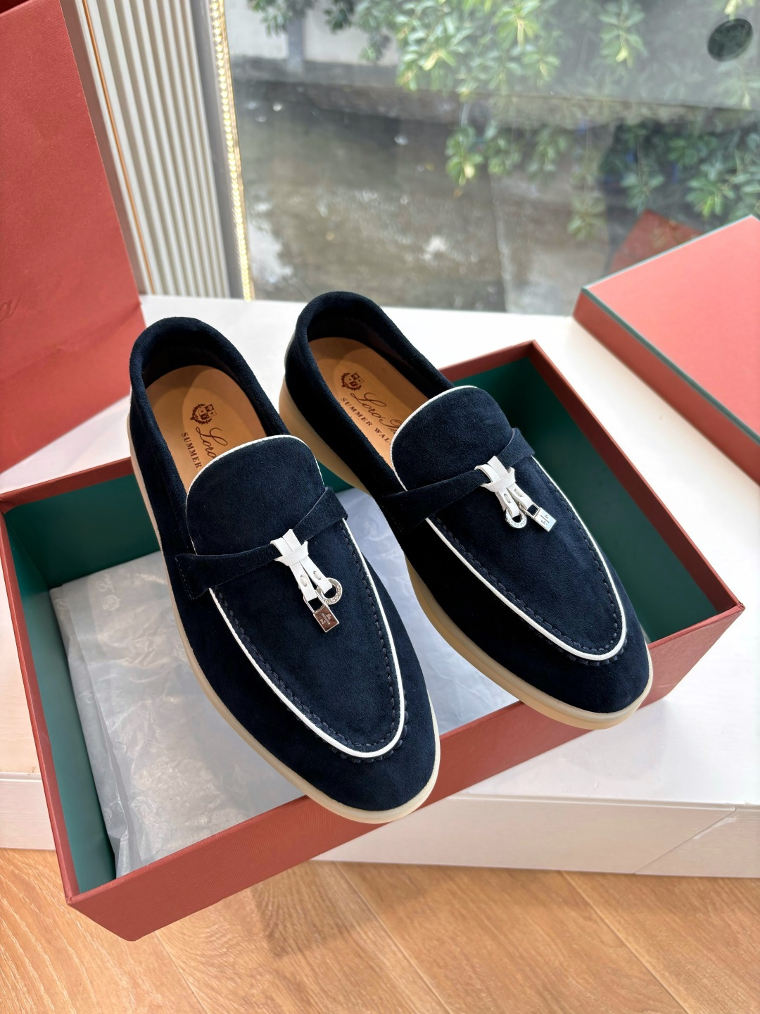 NO:590071,G131 What you see is what you get Loro Piana glossy loafers. Italian top cashmere is retro, elegant, low-key and luxurious. It is both fashionable and practical in leather and still of the highest quality in the entire network. The upper is silky and smooth, hand-stitched, water-dyed leather lining, original outsole. Some colors are only for women (higher version with leather midsole, wooden ball). Size women's 34-42 (34, 41, 42 customization is not returnable)  Male 39-46 (39, 45, 46 customized, non-refundable),,loro piana,loafers,sheep19860909G131所见即所得Loro Piana光面乐福鞋.意大利顶级羊绒复古优雅低调奢华.时尚性与皮料实用性同样兼具依然全网最高品质. 鞋面羊京丝质柔滑 手工缝线,水染皮里,原版大底 部分颜色只有女款（高版本配真皮中底,木球） 码数女34-42（34、41、42 定制不退换） 男39-46（39、45、46定制不退换）,,loro piana,loafers,sheep,Men's shoes