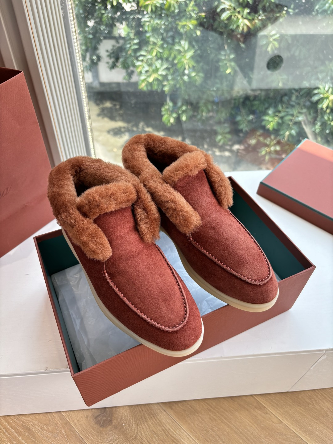 NO:590078,G131 What you see is what you get Loro Piana glossy loafers. Italian top cashmere is retro, elegant, low-key and luxurious. It is both fashionable and practical in leather and is still the highest quality in the entire network. The upper is silky and smooth real wool, the inner lining is wool, the original outsole. Some colors are only for women (higher version with leather midsole, wooden ball). Size women's 34-42 (34, 41, 42 customization is not returnable)  Male 39-46 (39, 45, 46 customized, non-refundable),,loro piana,loafers,sheep19860909G131所见即所得Loro Piana光面乐福鞋.意大利顶级羊绒复古优雅低调奢华.时尚性与皮料实用性同样兼具依然全网最高品质. 鞋面羊京丝质柔滑真毛 内里毛里 原版大底 部分颜色只有女款（高版本配真皮中底,木球） 码数女34-42（34、41、42 定制不退换） 男39-46（39、45、46定制不退换）,,loro piana,loafers,sheep,Men's shoes