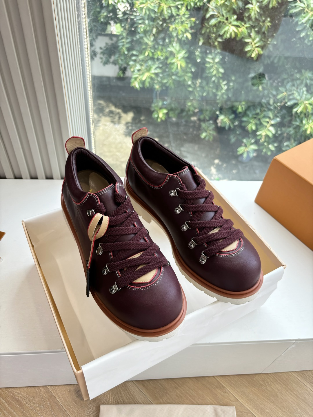 NO:447616,G199 WYSIWYG Top Version LV | Louis Vuitton X TM 6AM Murakami Takashi co-branded model 2025 Early Spring New Model Top Version The original version is consistent The counter is the latest model LV X TM 6AM Murakami Takashi co-branded model bow flat slippers Hard goods are new BS purchasing level!  Full of high-end feeling!  A popular model from domestic and foreign bloggers, retro and fashionable, beautiful!  Official website main model, original cowhide upper, imported sheepskin lining, outsole original genuine leather injection molded sole, shoe size: 39-46 (46 customization, no return or replacement), casual shoes/sports shoes, louis vuitton, louis vuitton, sneakers, slippers, cowhide, sheepskin19860909G199所见即所得顶级版本LV | 路易威登 X TM 6AM 村上隆联名款2025 早春新款 顶级版本原版一致 专柜主打最新款 LV X TM 6AM 村上隆联名款蝴蝶结平底拖鞋 硬货上新 BS代购级别！高级感十足！国内外博主刷爆的一款,复古又时髦上脚美炸了！官网主推款 鞋面原版牛皮 内里进口羊皮里 大底原版真皮注塑大底 鞋码: 39-46(46定制不退不换),休闲鞋/运动鞋,louis vuitton,louis vuitton,sneakers,slippers,cowhide,sheepskin,Women's Shoes