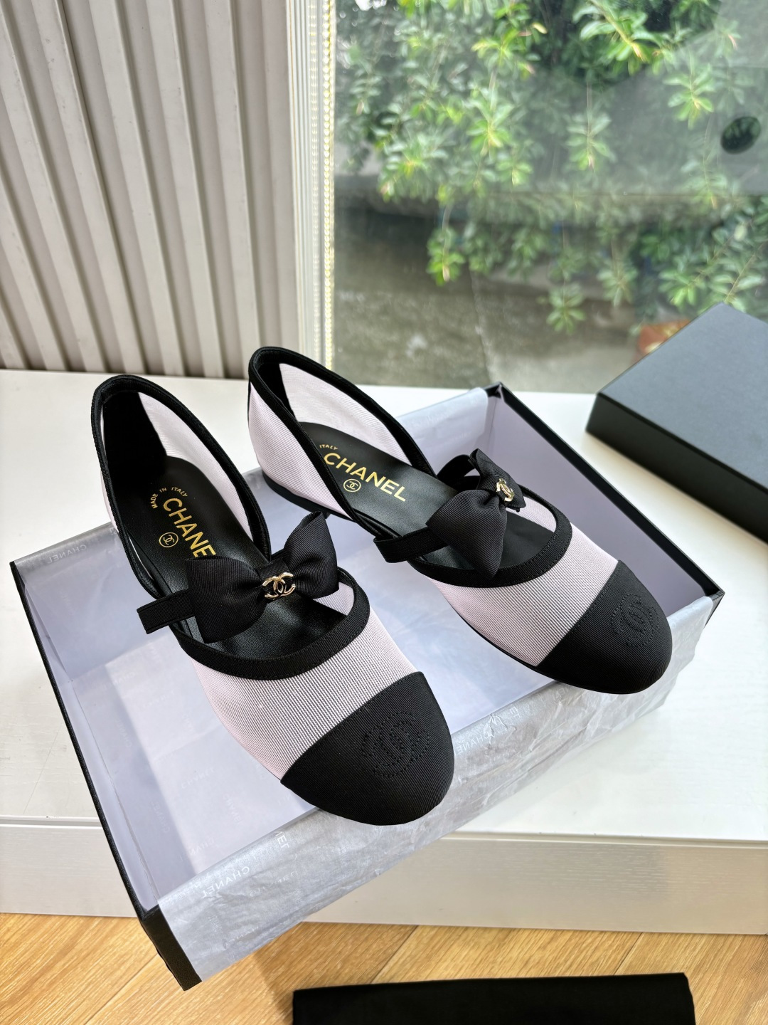 NO:443620,Mesh, leather, purchasing grade CHANE*25s small Chanel new popular Mary Jane Baotou single shoe mesh shoes, absolutely free!  !  It's much more comfortable than the classic Slingback!  Every color makes the feet look white, which makes the whitening weapon! It's so cute! It's a hot little fragrance again~ Material original imported material, inner lining original inner lining sheepskin, outsole genuine leather sole Size: 35-39/(40/41 Customized, no return or replacement), single shoes, chanel, chanel, mary jane, sheepskin19860909网面 皮面 代购级CHANE*25s小香奈儿新款爆品玛丽珍包头单鞋网鞋 妥妥的自留款！！比经典款Slingback舒服太多啦！每个颜色上脚都很显白 的显白利器!好嗲啊!又是火爆的小香~ 材质原版进口材质 内里原版内里羊皮 大底真皮鞋底 码数:35-39/(40/41定制不退不换),单鞋,chanel,chanel,mary jane,sheepskin,Women's Shoes