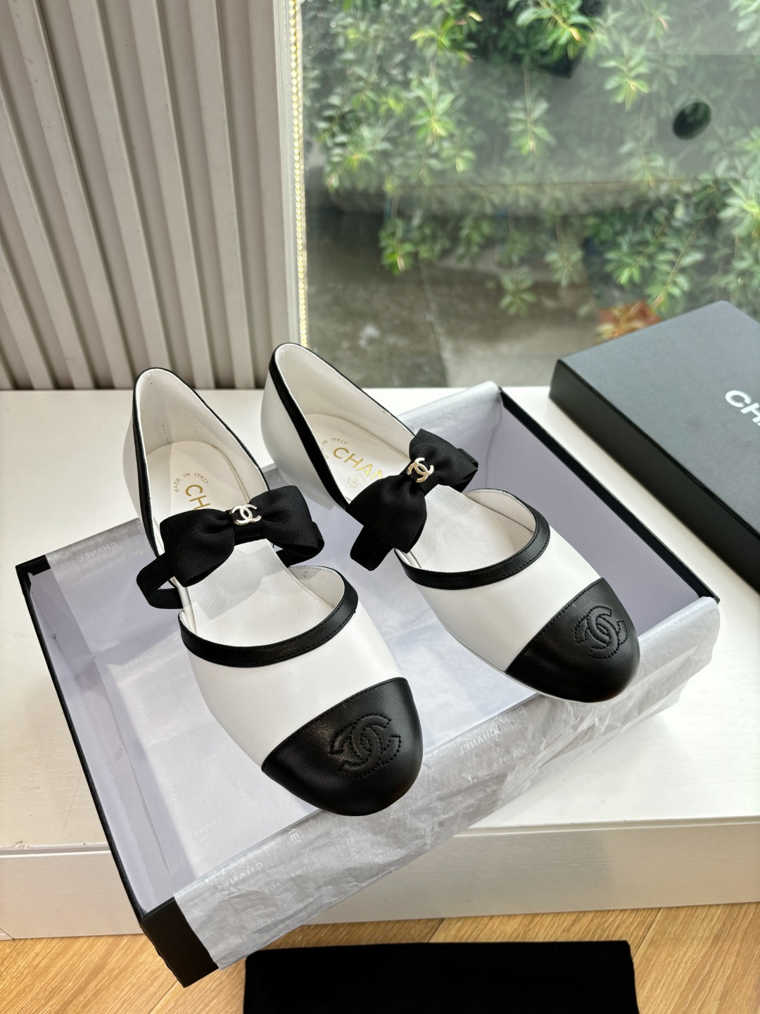 NO:443635,Mesh, leather, purchasing grade CHANE*25s small Chanel new popular Mary Jane Baotou single shoes, a sure-keeping style!  !  It's much more comfortable than the classic Slingback!  Every color makes the feet look white, which makes the whiter weapon! It's so cute! It's a hot little fragrance again~ Material original imported sheepskin, inner lining original inner lining sheepskin, large sole genuine leather sole Size: 35-39/(40/41 Customized, non-refundable, no replacement), single shoes, chanel, chanel, mary jane, sheepskin19860909网面 皮面 代购级CHANE*25s小香奈儿新款爆品玛丽珍包头单鞋 妥妥的自留款！！比经典款Slingback舒服太多啦！每个颜色上脚都很显白 的显白利器!好嗲啊!又是火爆的小香~ 材质原版进口羊皮 内里原版内里羊皮 大底真皮鞋底 码数:35-39/(40/41定制不退不换),单鞋,chanel,chanel,mary jane,sheepskin,Women's Shoes