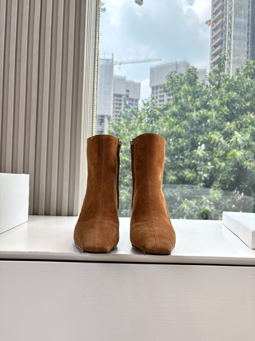 NO:441442,G009Stella McCartne* New 25SS minimalist leather short boots Minimalist fried chicken soft comfortable short heels are a must-have for fashionable style. There is no complicated decoration and excellent vintage sense. Pure and minimalist are neat and poetic. It is versatile and not easy to match. The square head design is super age-reducing. Secondly, on the basis of inheriting elegance, it is also more young and fashionable, shaping the fashion charm with bright colors and exquisite line design!  Upper patent leather inner sheepskin outsole Italian genuine leather sole size35-40 (40 custom made without return), boots, cartier, boots, sheepskin19860909G009Stella McCartne* 新款 25SS极简皮质感短靴 极简主义炒鸡柔软舒适矮跟鞋时髦绝对不能错过的必入款,没有如何繁杂装饰质感极好的vintage感,纯粹和极简做得利落又诗意 百搭不易撞款 方头设计超级减龄 其次在继承了优雅的基础上,也更加年轻时髦,以鲜艳的颜色和讲究的线条设计塑造时尚魅力！ 鞋面漆皮 内里羊皮 大底意大利真皮底 size35-40（40定制不退换）,靴子,cartier,boots,sheepskin,Women's Shoes