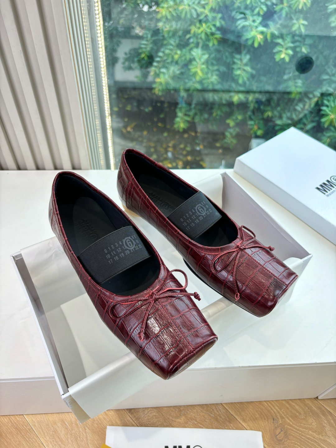 NO:461489,(Top version) 2025Maison Margie*Majella split toe thick heel flat bottom retro Mary Jane doll head ballet single shoes Great version Very difficult to make!  Majila's split-toe shoes are pushed to the forefront again, and Xiaohongshu publishes one by one!  Sexy and spicy girls must have. The fried chicken looks good on the feet. Everyone can feel assured that you will be the most unique existence in that crowd. Imported cowhide leather embossed fabric, inner foot pad sheepskin, large sole imported from Italy, imported genuine leather bottom. Size: 35-39/40. Customized, Mary Jane, masion margiela, mary jane, cowhide, sheepskin19860909（顶级版本） 2025Maison Margie*马吉拉分趾粗跟平底复古玛丽珍娃娃头芭蕾舞单鞋 太棒了的版本 非常不好做！马吉拉分趾鞋又被推到风口啦 小红书发一个爆一个！性感酷辣女孩必备 上脚炒鸡好看 大家放心冲穿上它你就是那个人群中最独特的存在 面料进口牛皮压纹 内里垫脚羊皮 大底 意大利进口真皮底 码数:35-39/40.定制,玛丽珍,masion margiela,mary jane,cowhide,sheepskin,Women's Shoes