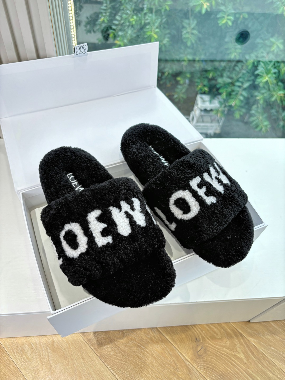 NO:461828,G122 WYSIWYG Purchase Level LOEWE 25 Autumn and Winter New Fleece Slippers New Products, Strength is coming, round toe and round toe is cute, one shoe, two-piece, heel can be stepped on as a British drag, super easy to match, soft and glutinous on the feet, super invincible and comfortable fabric imported wool, inner: sheepskin, original sole Size#women 35-40 (40.41 custom made, no return or exchange), fleece slippers, loewe, loewe, slippers, sheepskin19860909G122所见即所得代购级别 LOEWE 罗意威 25秋冬新款毛毛拖鞋新品 实力来袭  圆头圆脑的鞋头可可爱爱 一鞋两穿 后跟可踩下当英伦拖 超好搭配 上脚软软糯糯 超级无敌舒适 面料进口羊毛 内里:羊皮  大底原版鞋底 Size#女35-40（40.41订做不退换）,毛毛鞋拖鞋,loewe,loewe,slippers,sheepskin,Women's Shoes