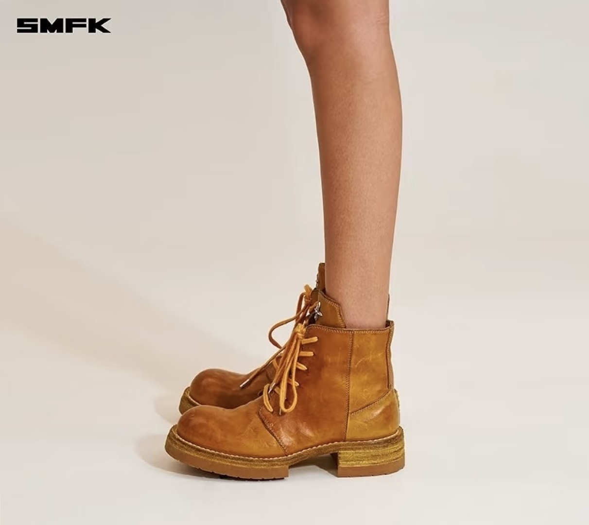 NO:491129,G029 WYSIWYG Washed SMFK Cross New Boots Who knows the gold content of Chelsea Boots? A touch of yellow in autumn, if you like it, it is actually very handsome. Upgraded version of yellow boots. This pair of boots is very textured, oily yellow. Made with horse leather fabric. The sole of the boot is fixed and sewn with Goodyear craftsmanship. It can extend the service life of the boots. The side zipper is easy to put on and off, and it is comfortable to wear. The main reason is that it really makes the legs look thinner when worn on the feet. It is particularly handsome when paired with a dark coat and sweatshirt in autumn and winter. The fabric is imported cowhide, inner cowhide. The sole is original molded. Size 35-41 (40.41 custom-made, no return or replacement), boots, boots, hoodie, sweatshirts, jackets & coats, cowhide19860909G029所见即所得水洗SMFK十字架新款靴子含金量谁懂切尔西靴 秋天里的一抹黄,如若你喜欢,其实它很帅 升级版的大黄靴 这双靴子是很有质感的油蜡黄色 配合马皮面料制作而成 靴底使用固特异工艺进行固定缝合 可以延长靴子使用年限,侧边拉链穿脱方便,穿着也舒适 主要是上脚穿真的显腿细,搭配秋冬深色外套卫衣特别出彩帅气 面料进口牛皮 内里牛皮 鞋底原版开模 尺码35-41(40.41定制不退不换),靴子,boots,hoodie,sweatshirts,jackets & coats,cowhide,Women's Shoes