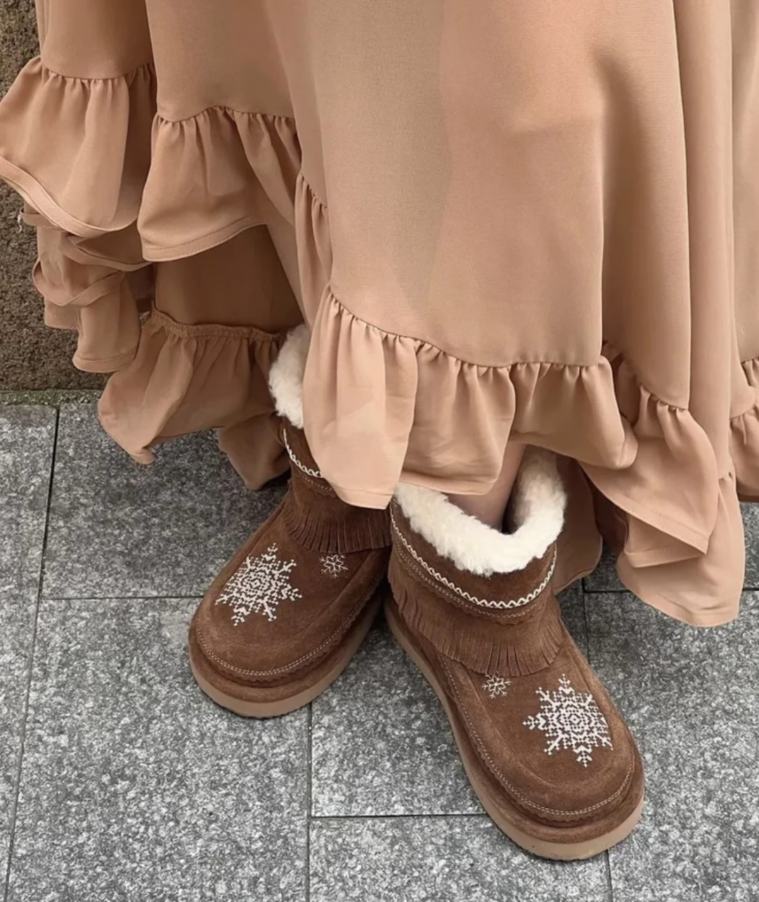 NO:592291,G213UNFOLIO New products for autumn and winter unfolio snow boots | Play with winter fashion. Tassel swaying + snowflake embroidery. Gentle collision of suede and plush. The milk tea color is sweet to the heart ~ Wearing these can make you look like a fashion show even in the snow. The warmth and fashion of this winter are all contracted by them. The upper is imported suede and the lining is imported wool. The sole is ZP molded outsole.  35-39 (40.41 non-refundable and non-exchangeable), snow boots, boots, chamois leather19860909G213UNFOLIO 秋冬新品 unfolio雪地靴｜把冬日时髦玩出花 流苏摇曳+雪花刺绣 麂皮与毛绒的温柔碰撞 奶茶色直接甜到心尖～ 穿上它 在雪地也能走出时尚秀场感 这个冬天的温暖与时髦 被它一并承包 鞋面进口麂皮 内里进口羊毛 鞋底ZP开模大底 35-39（40.41定不退不换),雪地靴,boots,chamois leather,Women's Shoes