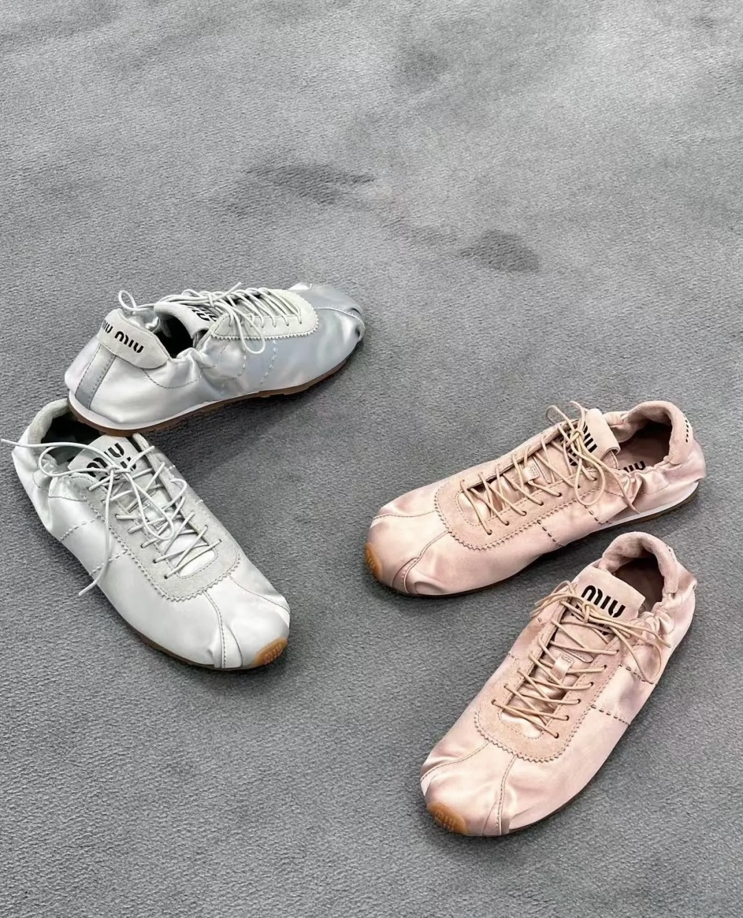 NO:626600,MiuMiu Miu Miu's latest spring and summer catwalk thin-soled shoes and casual shoes are popular among bloggers at home and abroad. The Xiaohongshu Grass Series is retro and fashionable and looks great on the feet. The simple sports sneaker design and highly recognizable tongue create a sweet and casual style of Buddhism~~ It is full of footwear. You can match it casually, with long skirts, short skirts, shorts, and wear it in a unique style~~ Imported silk upper, mixed sheepskin lining  Original molded non-slip outsole, size 35-40, casual shoes/sports shoes, miumiu, sneakers, skirts, shorts, sheepskin19860909MiuMiu缪缪春夏最新走秀款薄底鞋 休闲鞋 超多明星网红种草 国内外博主刷爆的一款 小红书种草系列 复古又时髦上脚美炸了 简约的运动板鞋设计,极具辨识度的鞋舌,打造佛系甜美的休闲风~~上脚气场十足随意搭配,长裙,短裙,短裤,穿出与众不同的风格~~ 鞋面进口丝绸 内里混种羊皮 原版开模防滑大底 码数35-40,休闲鞋/运动鞋,miumiu,sneakers,skirts,shorts,sheepskin,Women's Shoes