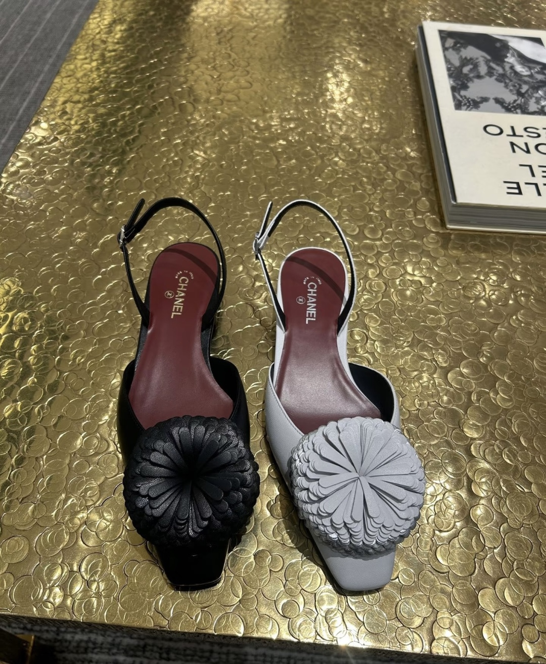 NO:694442,G391 WYSIWYG purchasing grade CHANE*2026 Little Chanel early spring explosive fur sneakers flower single shoes, properly reserved money!  !  Much more comfortable than the classic Slingback!  Every color is a whitening tool that makes your feet look whiter! So cute! Another popular fragrance~ Material: Original sheepskin (genuine leather shoes/non-PU shoes) Original lining sheepskin Outsole Genuine leather sole Size: 35-39/(34.40/41.42 customized, non-returnable and non-exchangeable), sandals, chanel, chanel, sandals, sheepskin19860909G391所见即所得代购级CHANE*2026小香奈儿早春爆品毛球鞋花单鞋 妥妥的自留款！！比经典款Slingback舒服太多啦！每个颜色上脚都很显白 的显白利器!好嗲啊!又是火爆的小香~ 材质原版羊皮(真皮鞋花/非pu鞋花) 内里原版内里羊皮 大底真皮鞋底 码数:35-39/(34.40/41.42定制不退不换),凉鞋单鞋,chanel,chanel,sandals,sheepskin,Women's Shoes