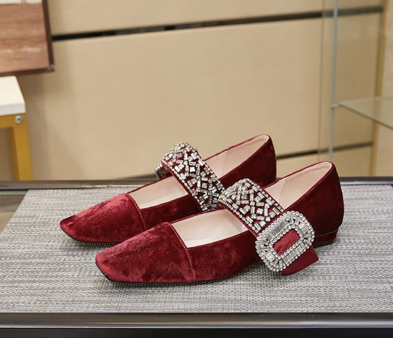 NO:694432,Top quality G988Roger Vivier｜RV26WF new product T-strap with rhinestones. The iconic square buckle of RV meets the smart rhinestone pendant, and the neat T-strap outlines the toe line. A pair of sandals that are both luxurious and practical are born. This pair of sandals inherits Italian craftsmanship, perfectly blending the exquisiteness of Paris haute couture with the comfort of daily walking. The T-strap is slimming, the diamond buckle is eye-catching, and the pendant is smart.  Stable and thick heel, they are not only high-gloss boots for dinner and red carpets, but also a stylish choice for commuting and dating. They have become an irreplaceable summer luxury in the shoe cabinet. A pair of sandals can brighten up the whole body and make you look the protagonist in any occasion. The fabric is made of velvet and the lining is made of sheepskin. The sole is genuine leather imported from Italy, size 35-39 (customized for 40/41), single shoes, Roger  vivier,sandals,boots,sheepskin,leather soles19860909顶级品质G988Roger Vivier｜RV26WF新品T字带水钻当RV标志性方扣邂逅灵动水钻吊坠再以利落T字带勾勒足尖线条 一双兼具奢雅与实穿的凉鞋就此诞生. 这双凉鞋承袭意大利匠心工艺 将巴黎高定的精致与日常行走的舒适完美相融 T带显瘦、钻扣夺目、吊坠灵动 粗跟稳适,既是晚宴红毯的高光战靴 亦是通勤约会的格调之选 成为鞋柜里无可替代的夏日奢藏. 一双凉鞋便能点亮全身造型 让你在任何场合都自带主角光环. 面料采用丝绒材质 内里踮脚均为羊皮 鞋底意大利进口真皮大底 size35-39（40/41定制）,单鞋,roger vivier,sandals,boots,sheepskin,Leather soles,Women's Shoes