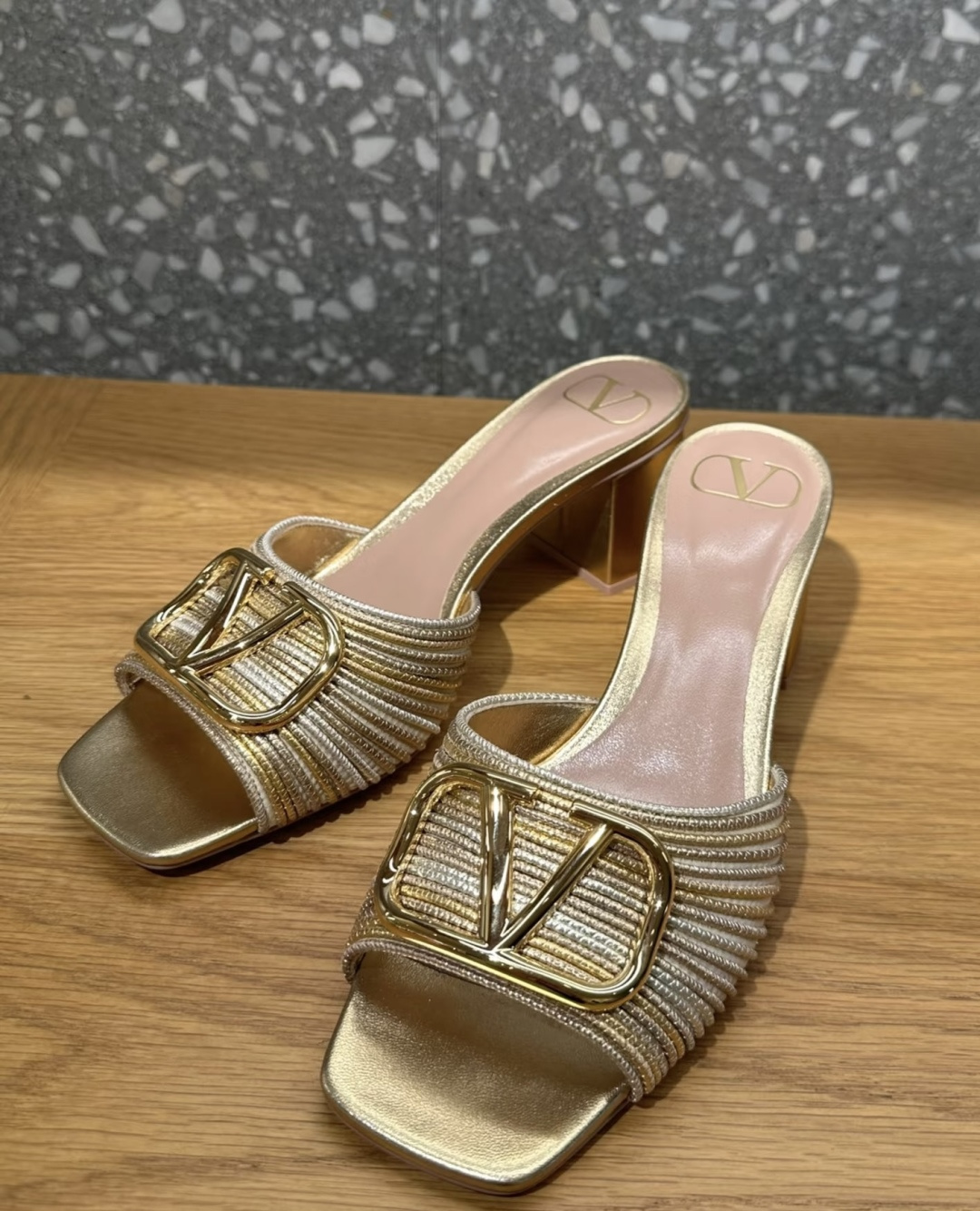 🌾G678所见即所得VALENTINO华伦天奴经典2026春夏VLOGO SIGNATURE金属扣拖鞋凉