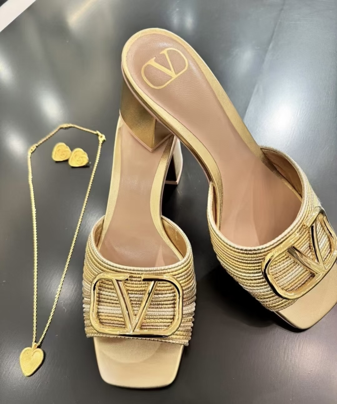 🌾G678所见即所得VALENTINO华伦天奴经典2026春夏VLOGO SIGNATURE金属扣拖鞋凉