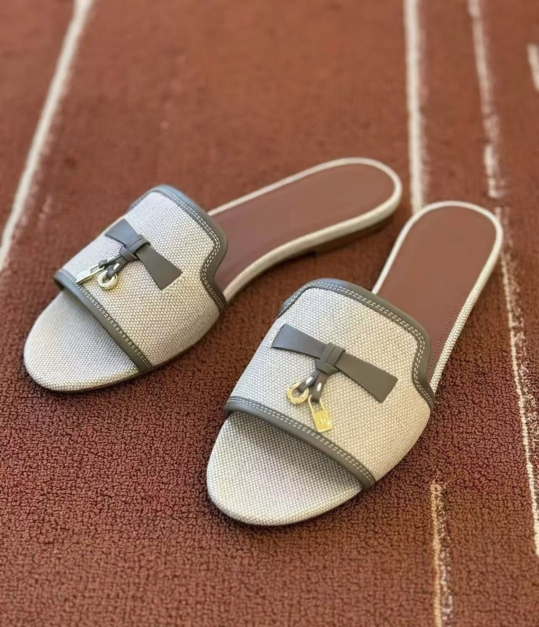 🌾G131😁Loro piana代购级拖鞋lp这款亚麻帆布拖鞋搭配饰有Loro Piana My Cha