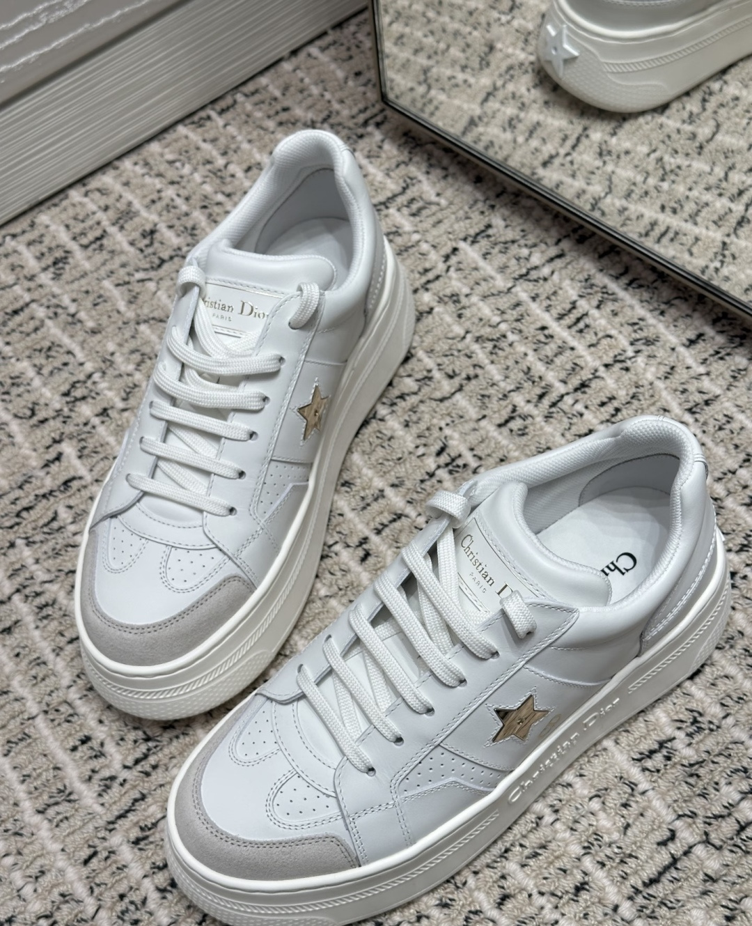 🌾代购级别所即所得G0133C'est Dior 迪奥 新色休闲运动鞋‘以牛皮革刺绣五角星设计轻盈透气。