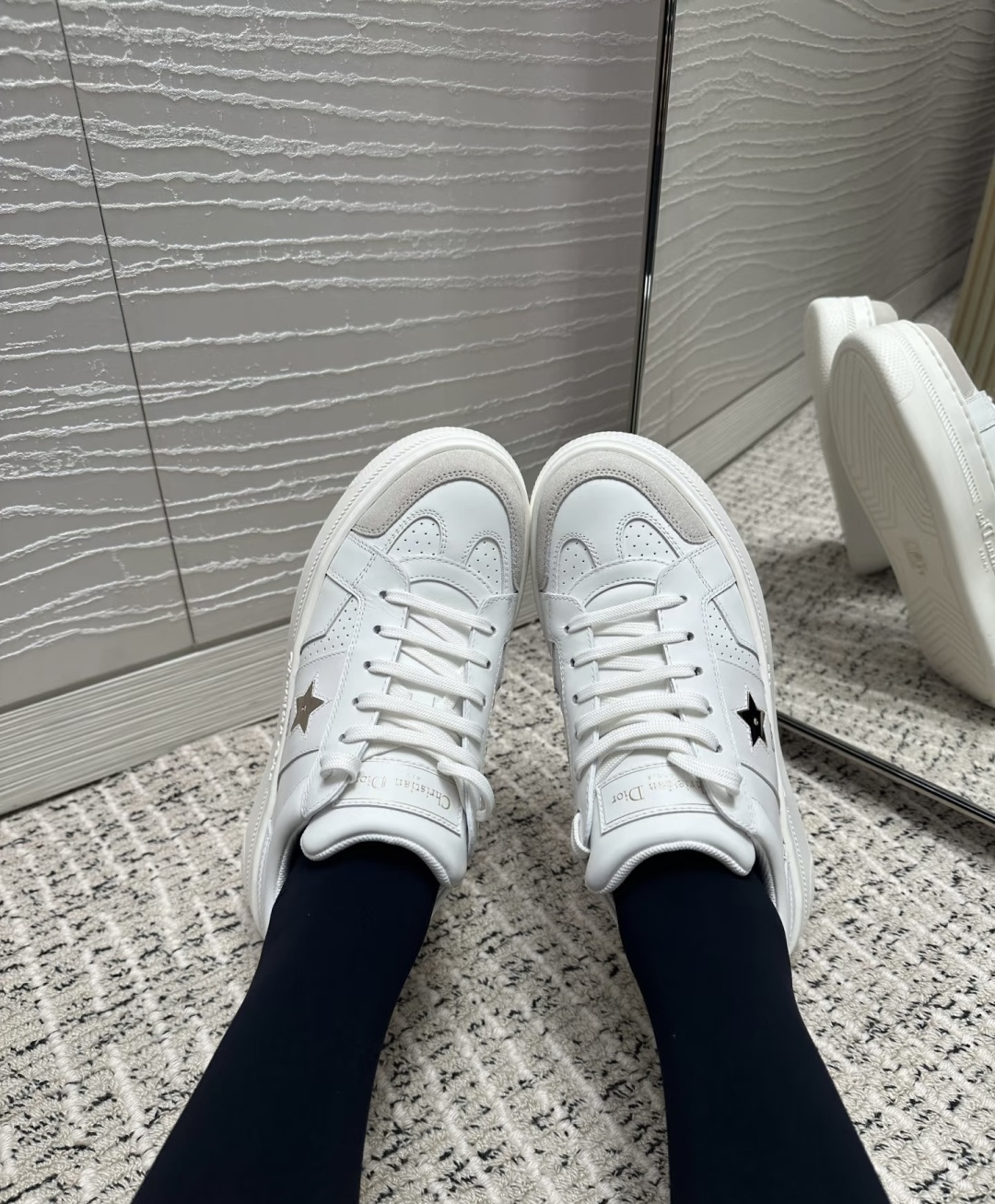 🌾代购级别所即所得G0133C'est Dior 迪奥 新色休闲运动鞋‘以牛皮革刺绣五角星设计轻盈透气。