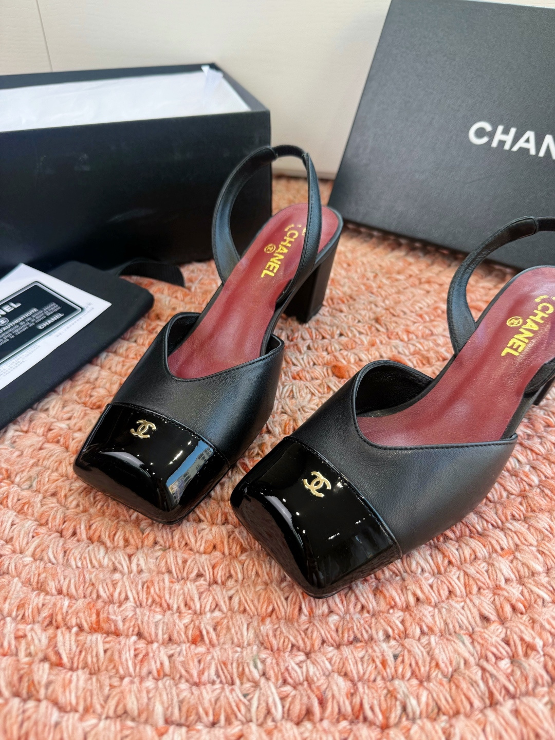 🌾G06😀顶级品质CHANE*｜小香2026走秀款双C锁扣单鞋凉鞋大方头高跟鞋当巴黎大皇宫的秀场灯光聚焦