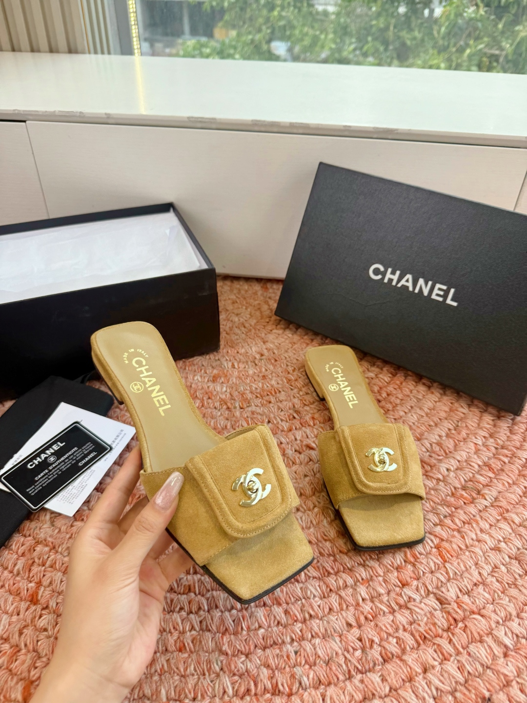 🌾G042😀CHANE*｜小香2026走秀款双C锁扣拖鞋凉鞋当巴黎大皇宫的秀场灯光聚焦于足尖这双走秀款大