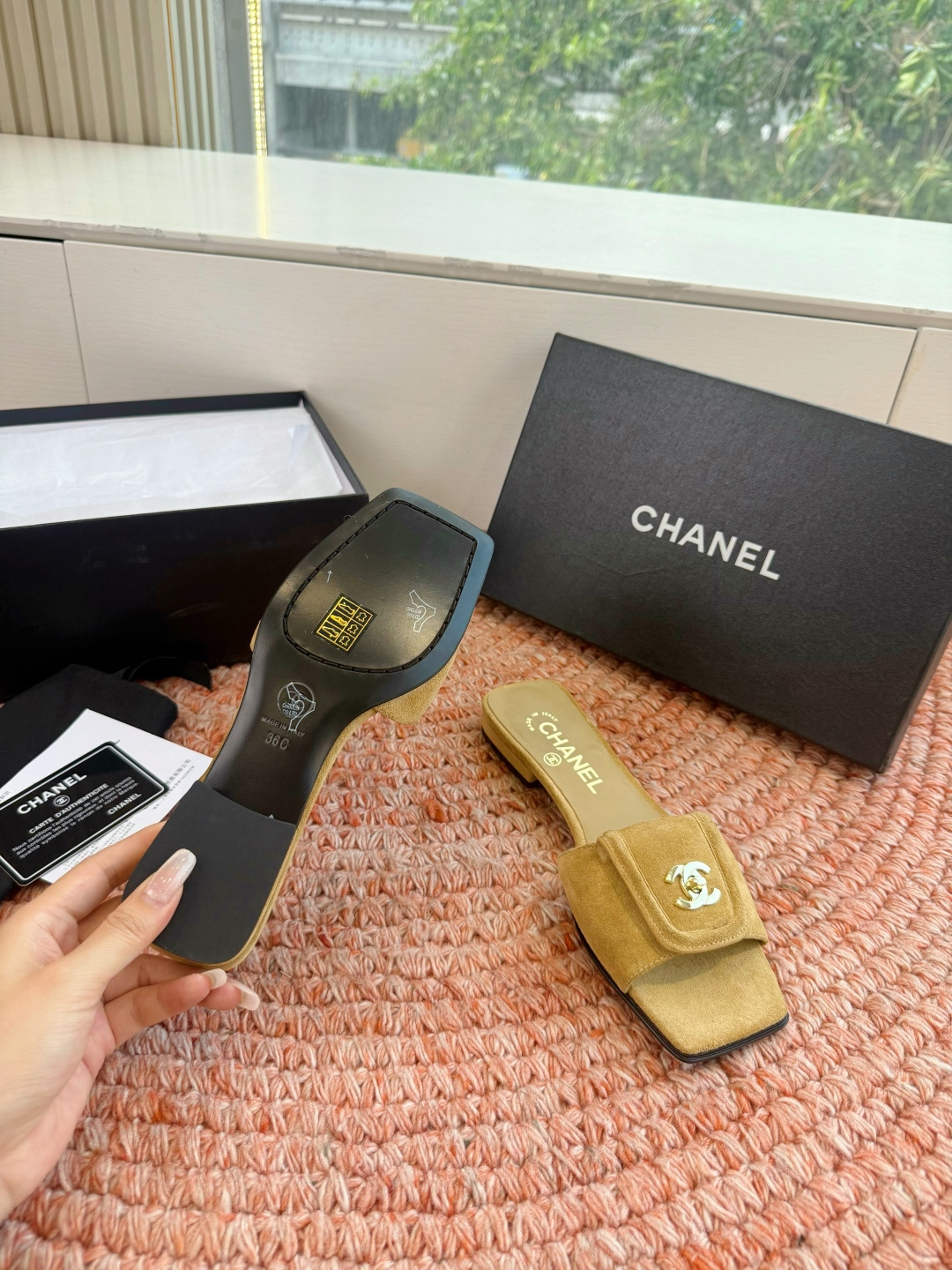 🌾G042😀CHANE*｜小香2026走秀款双C锁扣拖鞋凉鞋当巴黎大皇宫的秀场灯光聚焦于足尖这双走秀款大