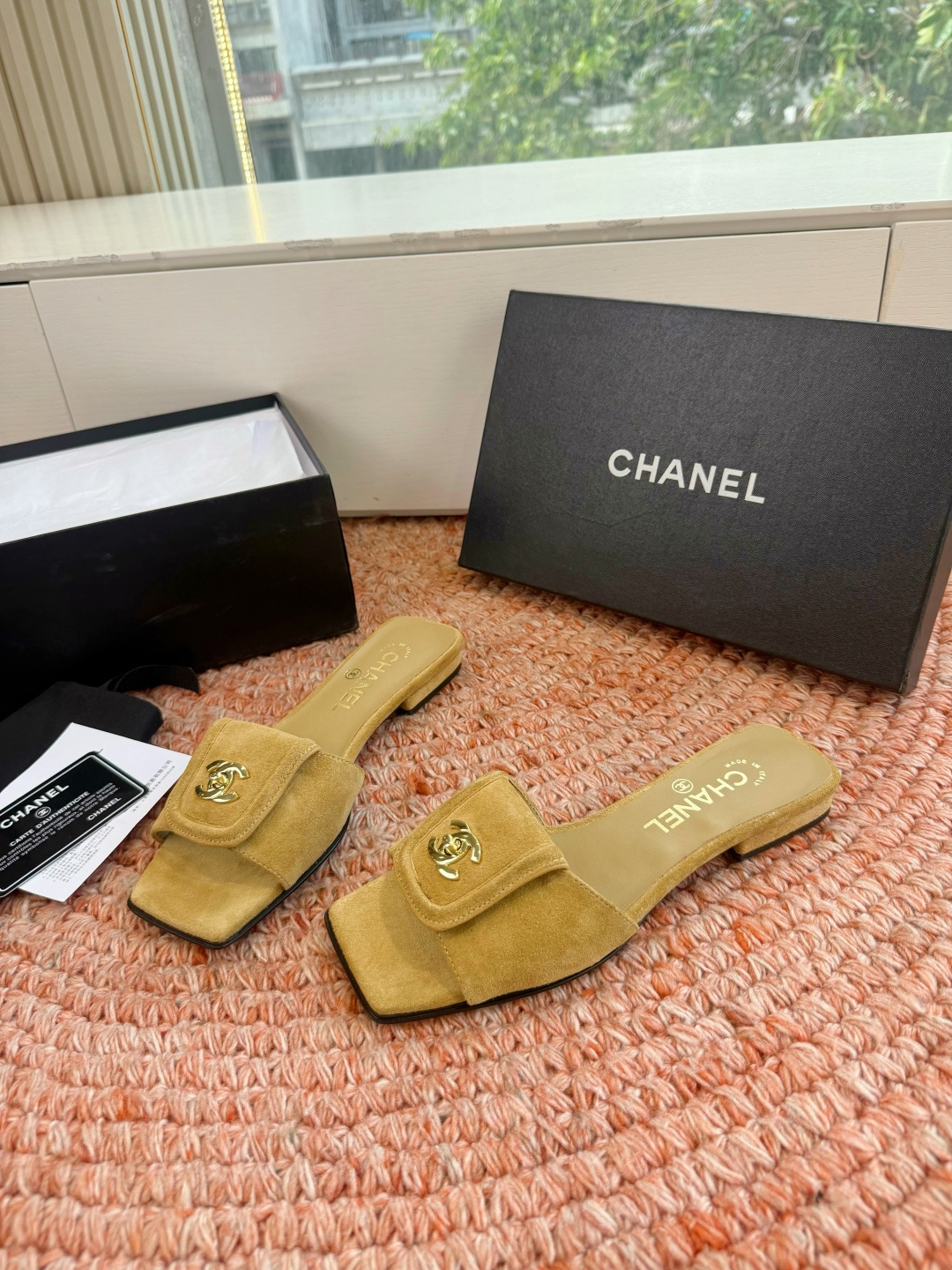 🌾G042😀CHANE*｜小香2026走秀款双C锁扣拖鞋凉鞋当巴黎大皇宫的秀场灯光聚焦于足尖这双走秀款大